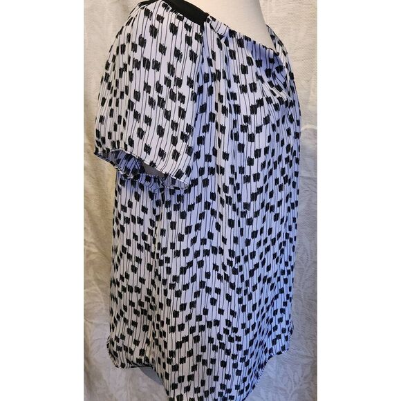 F60 Worthington Woman's white w/black print flowy blouse short sleeved V-neck - Picture 7 of 10